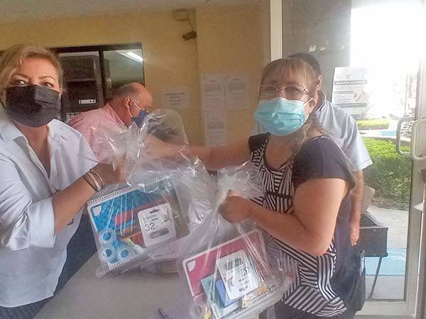 Entrega Muñe kits escolares