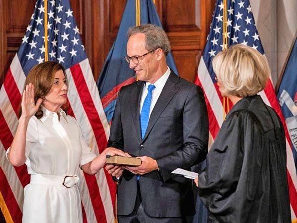 Nueva York despierta con su primera gobernadora de la historia
