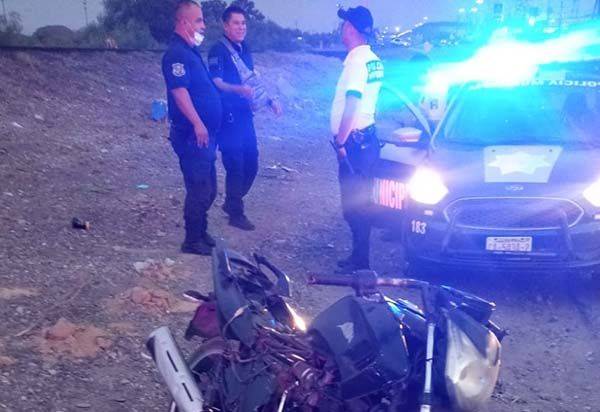 Choca en la Industrial y deja su motocicleta