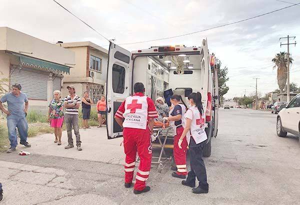 Choque hace volar a raudo motociclista