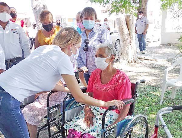 Lleva apoyos Senadora a las familias de Frontera