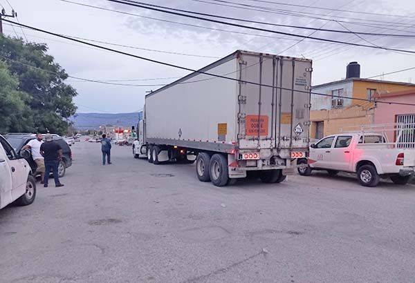 Daños considerables de trailero en la zona centro