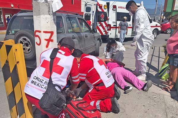 Embiste camioneta a dos educadoras