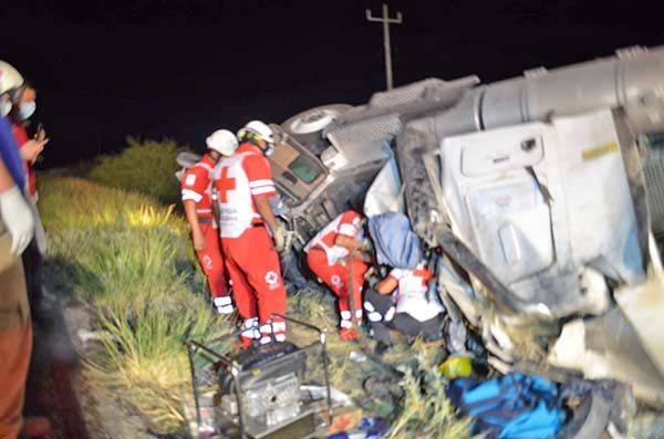 Muere trailero; vuelca en la 53
