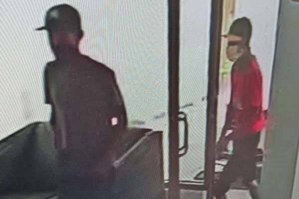 Asaltantes roban 10 celulares de tienda
