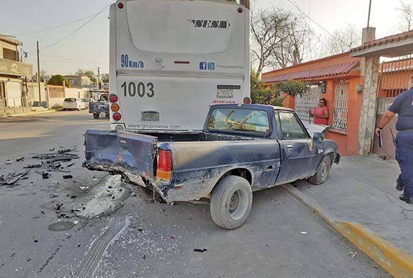 Se estampa vehículo y ocasiona carambola