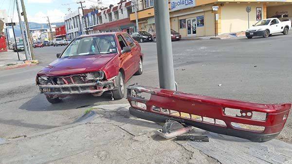 Se pasa el rojo y choca