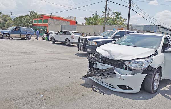 Vuelca camioneta en el centro de Frontera