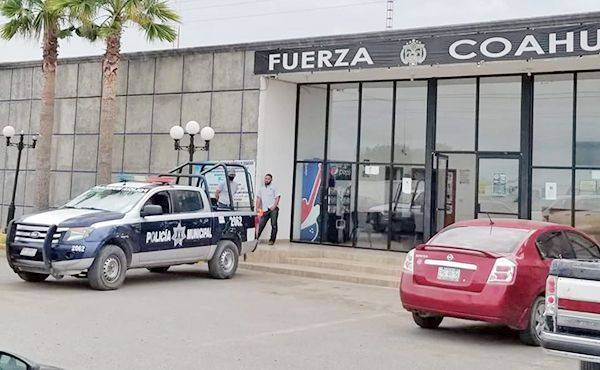 Roba casa a su madre