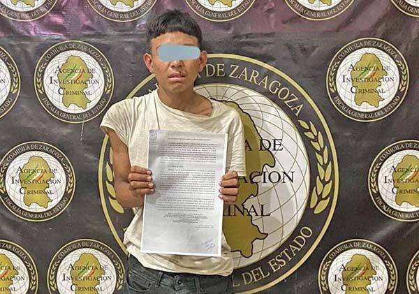 Entrega mamá a hijo a los policías