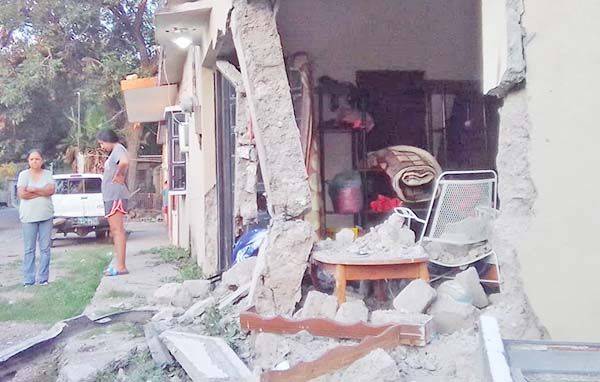 Choca tres autos y destruye una casa