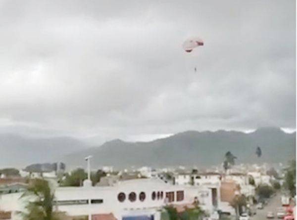 Joven sufre accidente en Puerto Vallarta cuando cuerda de paracaídas se rompió