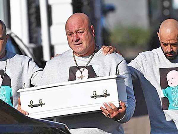 Papá cargando ataúd de hijo muerto conmueve en redes