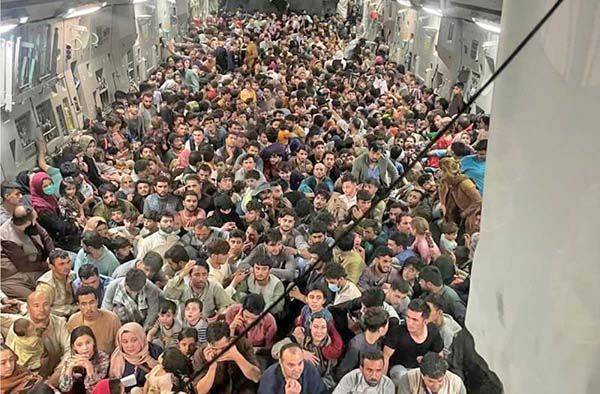 Afganos apretujados huyen en avión de EU