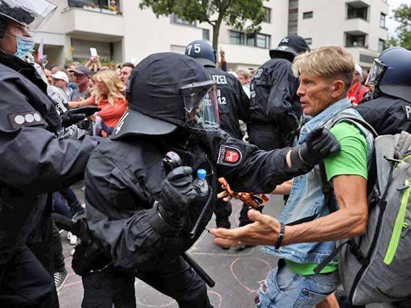 Protesta anticovid en Alemania degenera en enfrentamientos