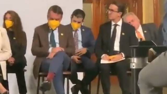 Carlos Bremer se queda dormido en la mañanera de AMLO (VIDEO)