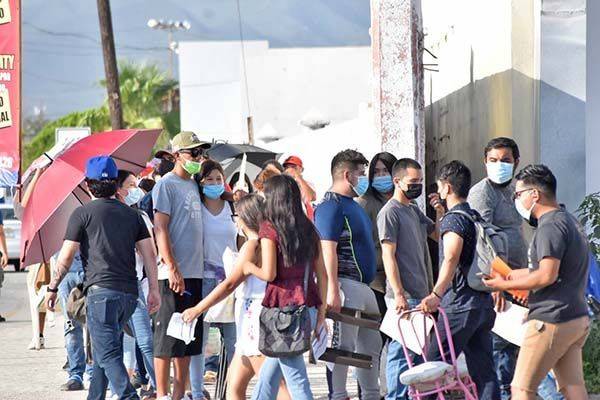 Se agotan vacunas y se quedan en la fila