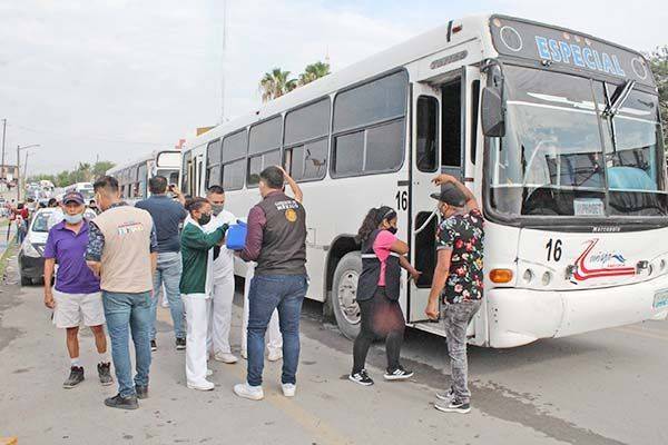 Vacunan por Drive Thru a trabajadores