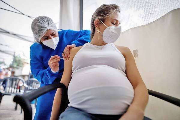 Exhortan a embarazadas a vacunarse contra virus