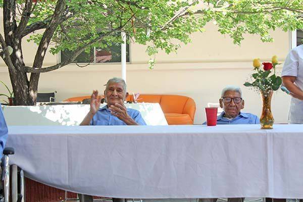 Festejan en el asilo por Día del Abuelo