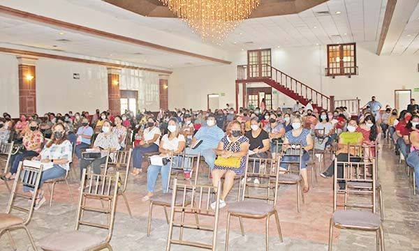 Capacitan a maestros para un regreso seguro