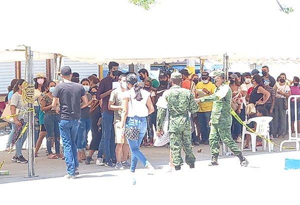 Acaparan rezagados vacunas de jóvenes