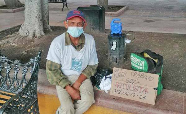 «Soy rotulista», adulto mayor busca empleo en Querétaro