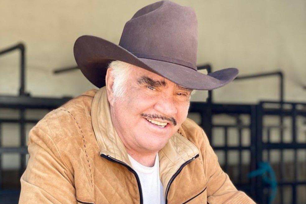 Está Vicente Fernández sedado y grave