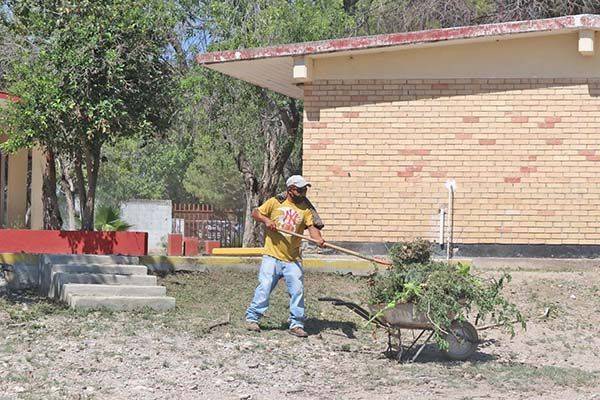 Refuerza Sabinas la limpieza de escuelas