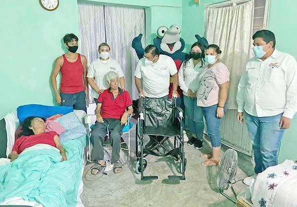 Recibe Doña Mary su silla de ruedas