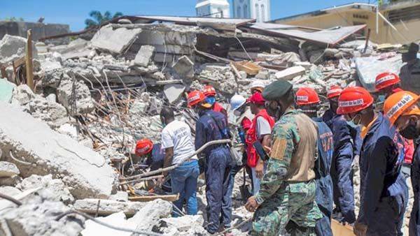 Suman mil 297 muertos por sismo en Haití