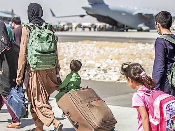 Talibanes permitirán salida de estadunidenses y afganos