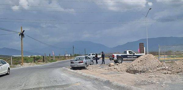 Se atasca mujer en trabajos carreteros