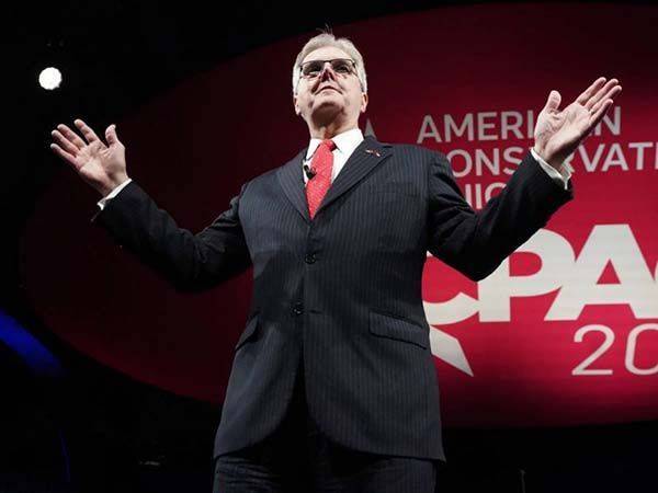 Vicegobernador de Texas atribuye crisis de covid a afroamericanos