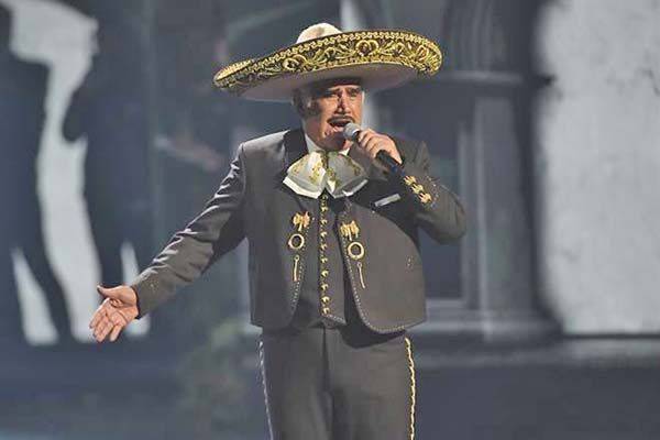 Vicente Fernández ya no está intubado; su salud avanza