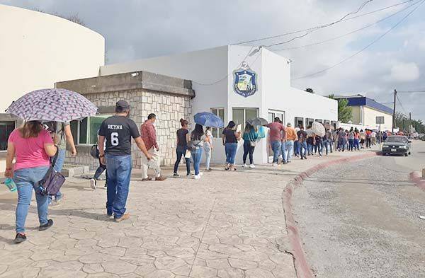 Esperas de 10 horas en fila de vacunación