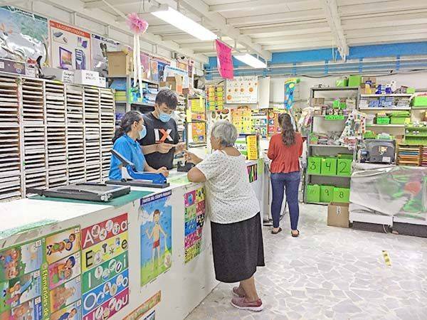 Cubrebocas, caretas y gel en lista escolar
