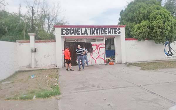 Apoyan con pintura a escuela de invidentes