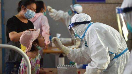 Está sucediendo otra vez: China aísla una ciudad por peor brote de COVID en más de un año