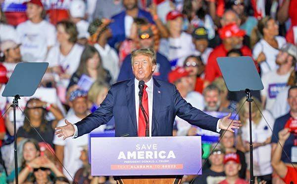 Abuchean a Trump tras pedir a sus seguidores que se vacunen contra covid-19