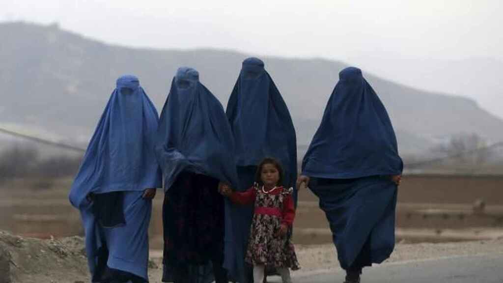 Las 29 prohibiciones y maltratos que sufren las mujeres bajo el régimen talibán