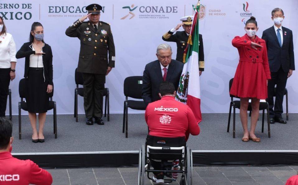 AMLO abandera a delegación mexicana que competirá en los Juegos Paralímpicos