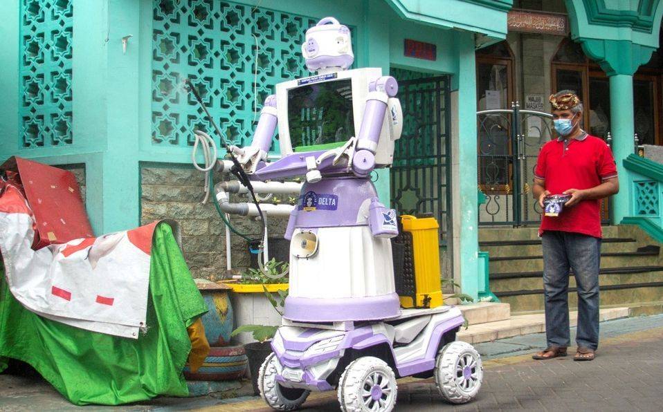En Indonesia, crean robot hecho de basura para entregar comida a enfermos de covid-19