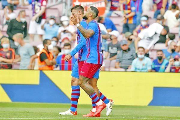 Comanda Depay triunfo del Barcelona