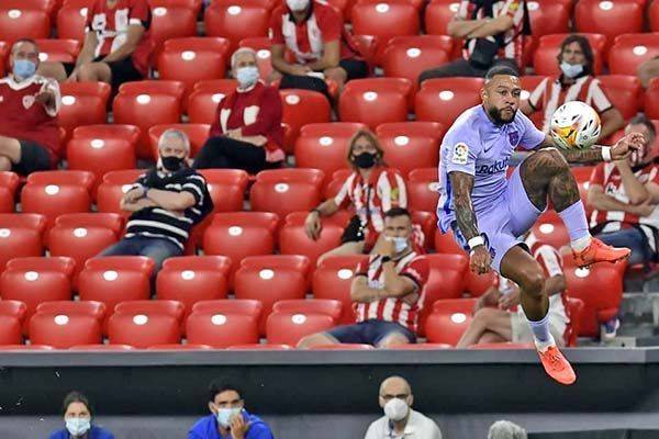 Rescata Depay empate para el Barcelona