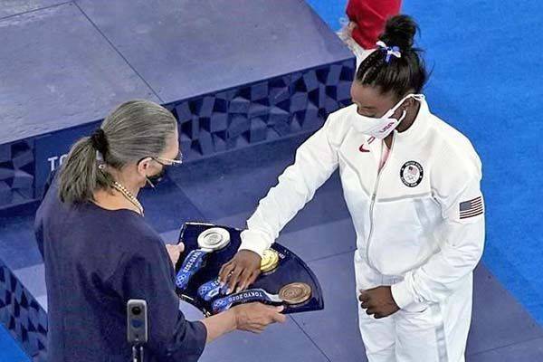 Se va Biles de Tokio 2020 solo con un bronce