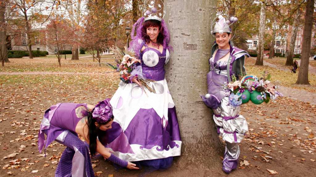 La historia de una pareja de «ecosexuales» que celebra alegres bodas con la Tierra