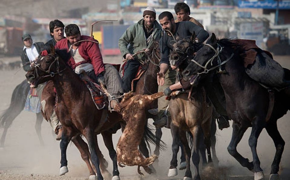 Buzkashi, el cruel deporte que se practica en Afganistán con cabras como balón (VIDEO)