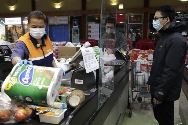 ¿Sirven las protecciones de plástico contra el coronavirus?