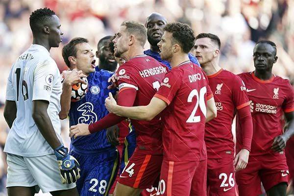Resiste Chelsea con 10 y empata con Liverpool